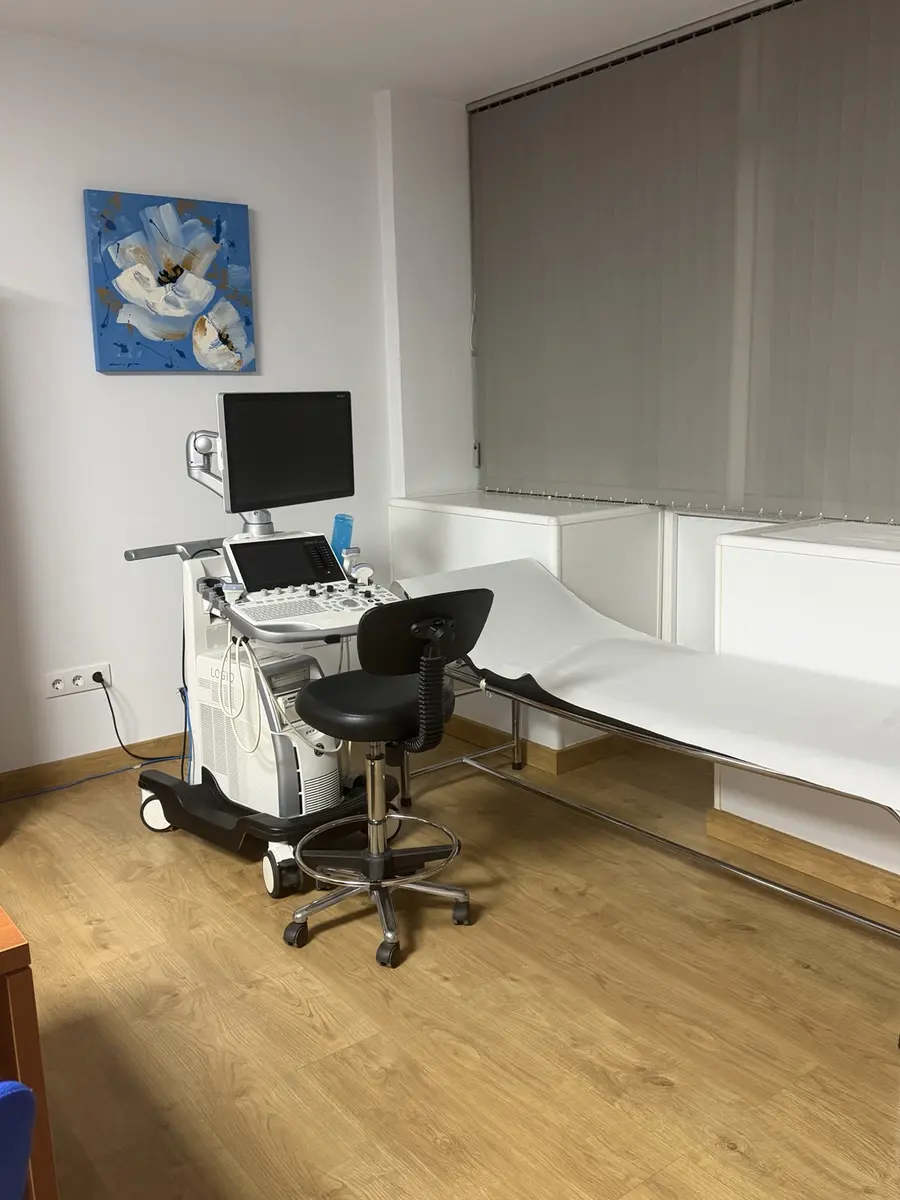Sala de ecografía con equipo GE LOGIQ E10