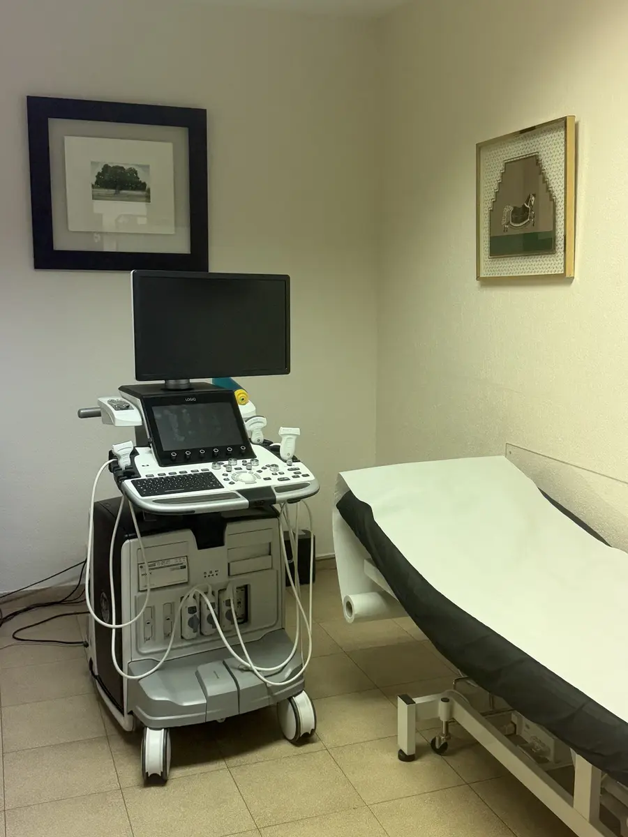 Sala de ecografía con equipo GE LOGIQ E7